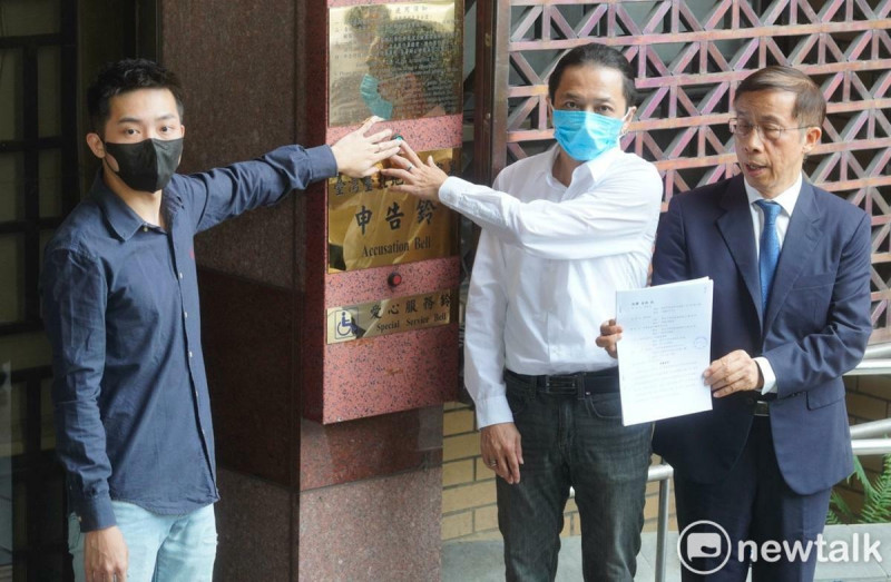 葉智光（中）、張俊堂（左）在律師（右）的陪同下，到台北地檢署對民眾黨組織部主任林昭印提告。   圖：張良一/攝