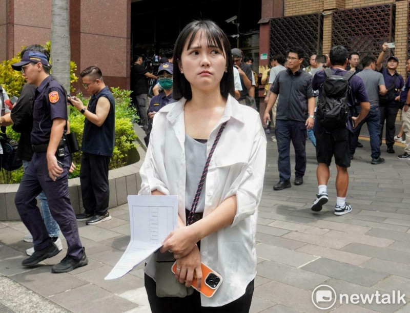 民眾黨原訂今早到北檢提到端木正會計師，因檢調搜索民眾黨中央，延後提到，改由民眾黨發言人吳怡萱到北檢發表聲明。   圖：張良一/攝