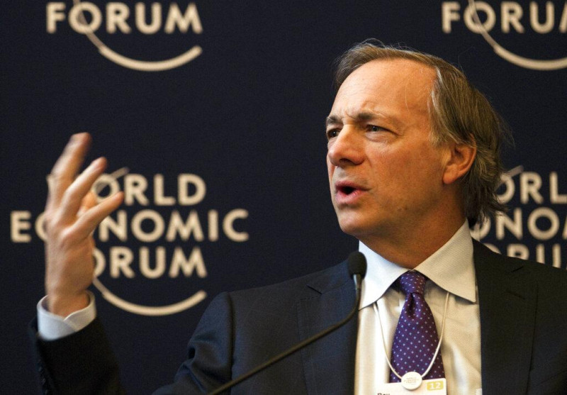 全球最大避險基金橋水（Bridgewater Associates）第二季大幅調倉，大舉減持蘋果 (AAPL) ，也對輝達 (NVDA) 減碼。圖為橋水基金創辦人雷．達里歐。   圖：達志影像／美聯社
