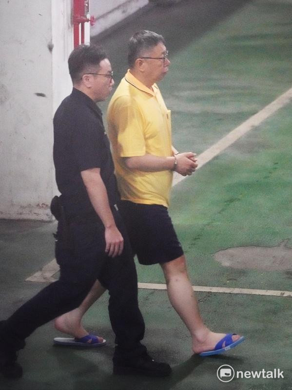 民眾黨主席、前台北市長柯文哲到北檢應訊後，在法警的戒護下還押土城看守所。   圖：張良一 / 攝
