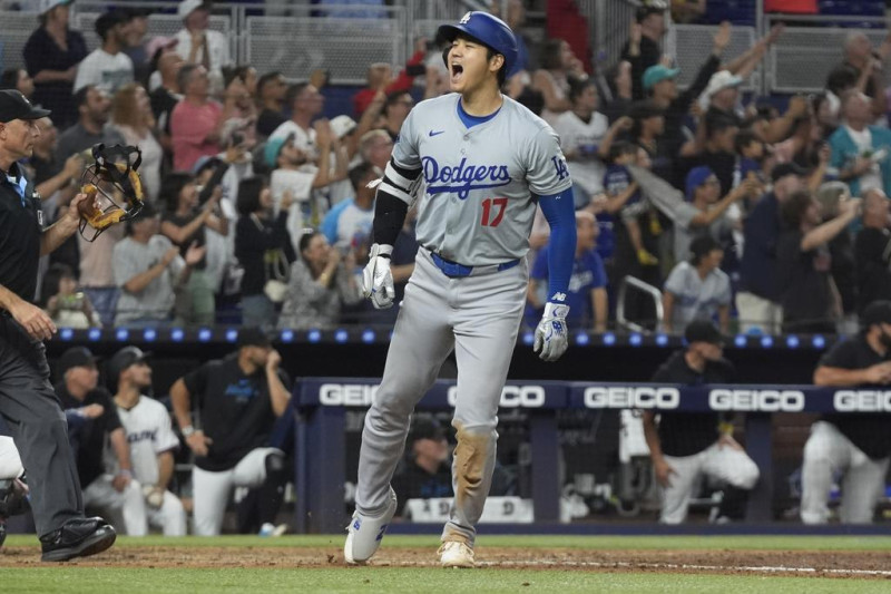 九局上，大谷翔平沒放過派出野手消化局數的馬林魚，將Vidal Brujan的68英里速球轟成右外野三分砲，單場10打點除了是生涯新高，也是史上第17位單場進帳雙位數打點球員。   達志影像／美聯社