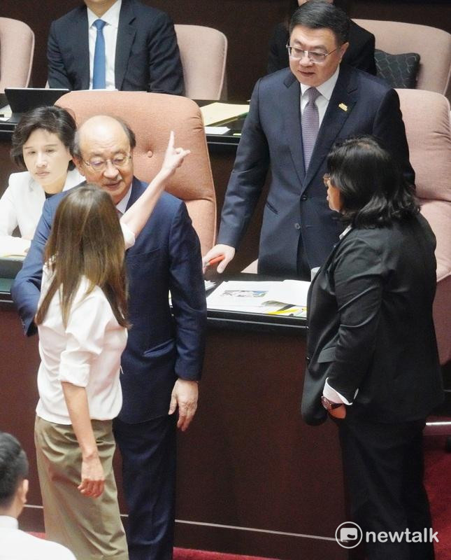 無黨籍立委高金素梅（左下）在立院院會語氣強硬的要求提高原民會預算，並高喊行政院欺負原住民口號。   圖：張良一/攝