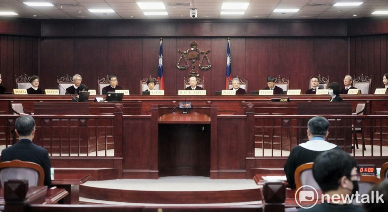 憲法法庭審判長許宗力就死刑是否違憲進行宣判。   圖：張良一/攝