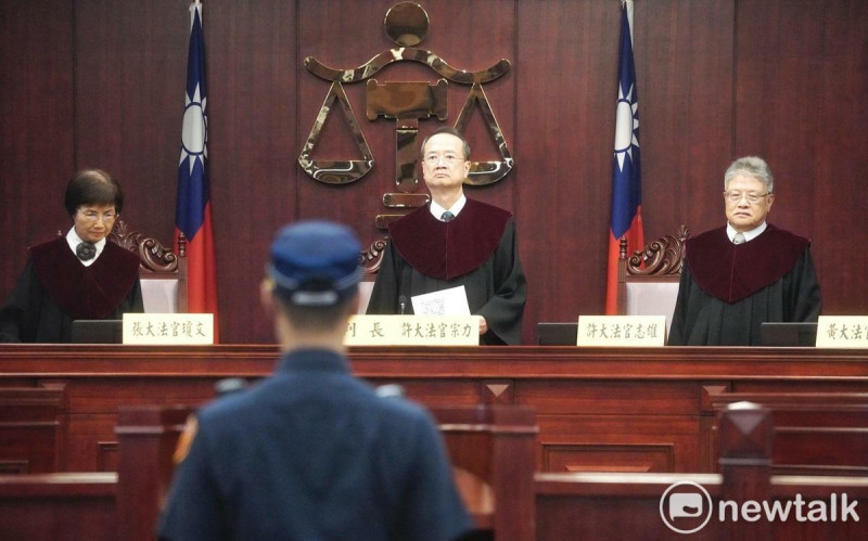 憲法法庭審判長許宗力就死刑是否違憲進行宣判。   圖：張良一/攝