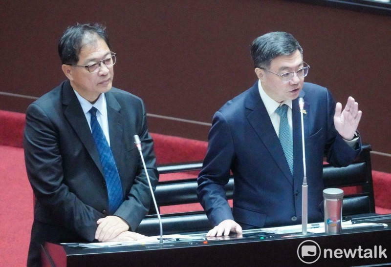 行政院長卓榮泰（右）、法務部長鄭銘謙（左）在立院院會備詢。   圖：張良一/攝（資料照）