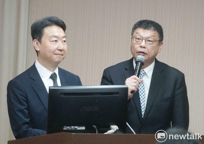 交通部今（15）日下午證實，台鐵董事長杜微（右）因生涯規劃請辭，未來將先由交通部政務次長伍勝園代理。   圖：張良一／攝（資料照）