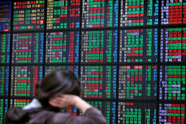 復華投信台股投研團隊表示，預期在降息利多、企業獲利維持雙位數成長，加以電子旺季以及AI加持下，第四季將延續多頭格局，產業部分，看好AI半導體及受惠降息的各種題材。   