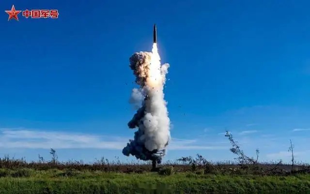 中國解放軍火箭軍及陸軍遠程火箭炮部隊，自早上 6時 50 分起，分別在內蒙古、甘肅、青海和新疆等地進行 「 多波次 」 實彈射擊。   圖片來源 : 騰訊網