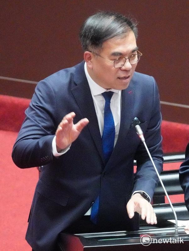 明年開徵碳費，台中市長盧秀燕喊話籲碳費至少8成留在地方。對此，環境部長彭啟明回應，徵收碳費最高比例分別為高雄、雲林、台中。   圖：張良一／攝
