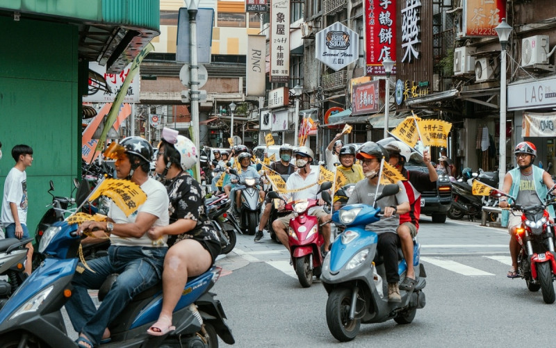  發起罷免的民團「山海公民拆樑行動」持續凝聚基層拆樑力量，盼一舉衝破罷免門檻。 圖：山海公民拆樑行動提供 