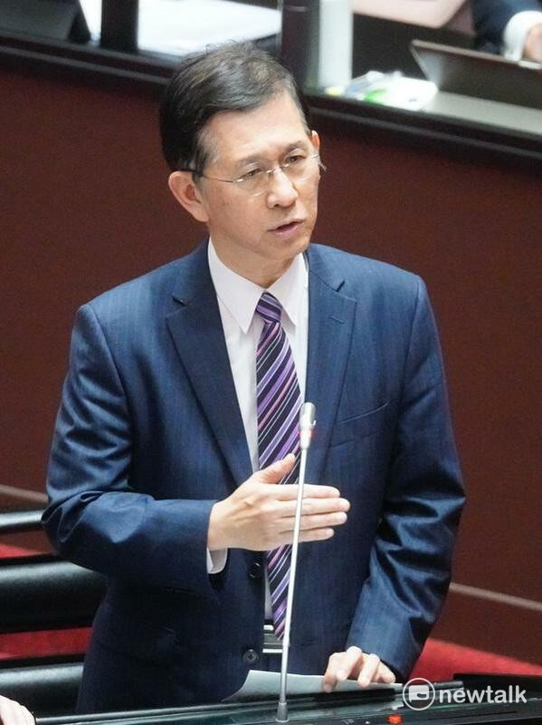 數位發展部今（13）日發布新聞稿澄清，「警示帳戶聯防通報子系統」自今年7月上線迄今，暫時採取傳真與線上同時運作方式，待確保系統穩定後，將全面以線上通報取代舊有傳真方式。圖為數發部長黃彥男在立院院會備詢。（資料照片）。   圖：張良ㄧ/攝