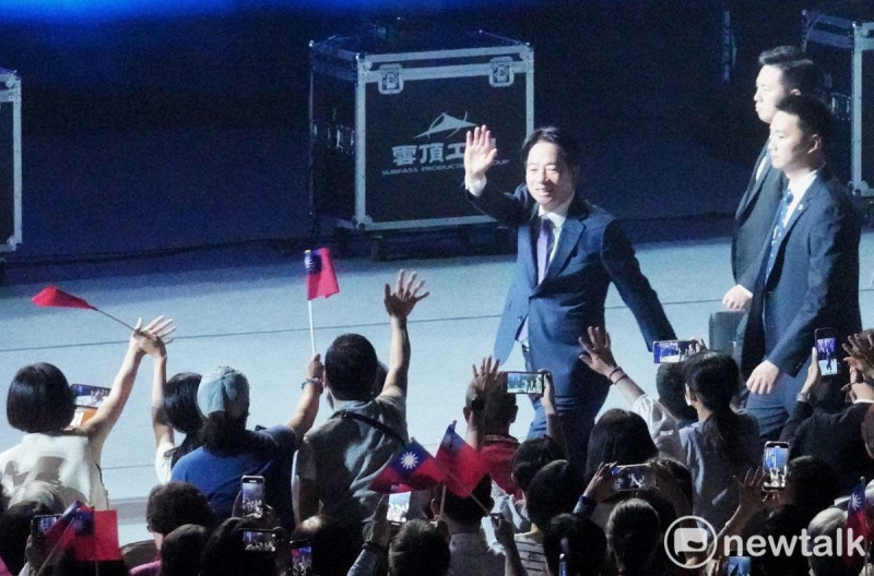 總統賴清德出席國慶晚會時，受到民眾熱烈的歡迎。   圖：張良ㄧ/攝