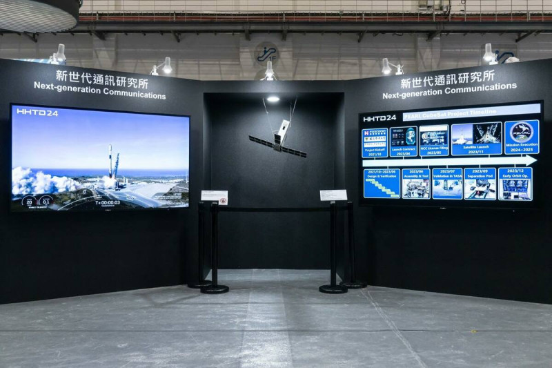鴻海科技日於今（8日）、明兩天登場，除了聚焦多款電動車外，還有生成式 AI、國際化及夥伴關係等，將展現完整 AI 解決方案和創新科技成果；其中，與輝達合作的「GB200」伺服器也將亮相；但台股受昨（7）日美股收黑影響，今早盤下挫 185.03點或 0.82點，鴻海股價也跌 1.5元，暫報 196元。   圖：截自鴻海臉書