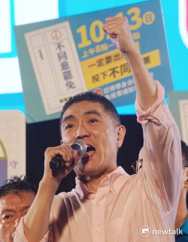 基隆市長謝國樑在罷免投票前夕在舊麵粉廠舉行「守護基隆 守護國會」晚會,吸引眾多基隆不同意罷免的市民參加。基隆市長謝國樑呼籲市民投下不同意爸免一票。 圖:張良一/攝
