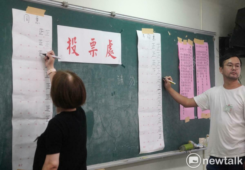 基隆市長謝國樑罷免案下午四點投票結束後隨即進行開票作業，圖爲選務人員紀錄同意與不同意票數。   圖：張良一 / 攝