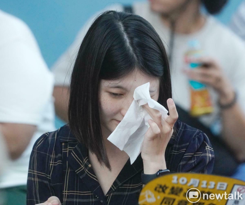 基隆市長謝國樑罷免案下午四點投票結束後隨即進行開票作業。不同意罷免票數仍低於同意罷免票數。圖爲支持同意罷免的民眾觀眾開票作業。   圖：張良一/攝