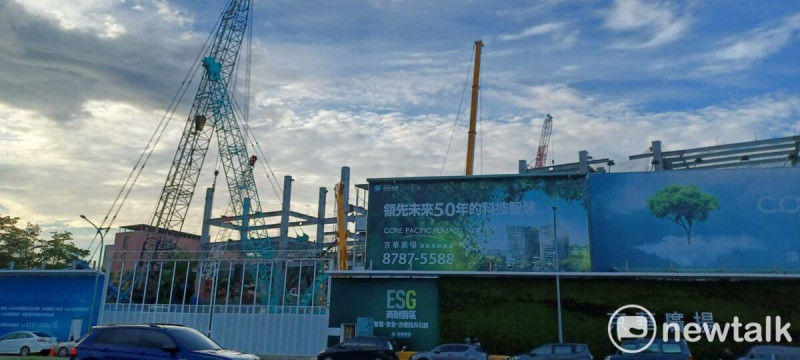 台北市建管處表示，鼎越總經理25日說明後續將依相關規定辦理，應是沒有要放棄20%容積獎勵。（圖為京華廣場工地）   圖：林冠妙／攝