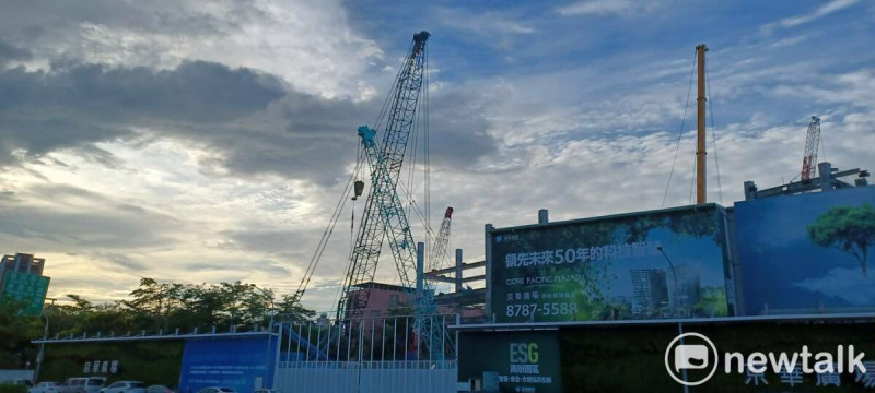 鼎越開發抗告成功，游淑慧表示，「果然被我不幸言中」，她揪出3疑點直言「法律斷點布局套路很深」。（圖為京華廣場工地）   圖：林冠妙／攝