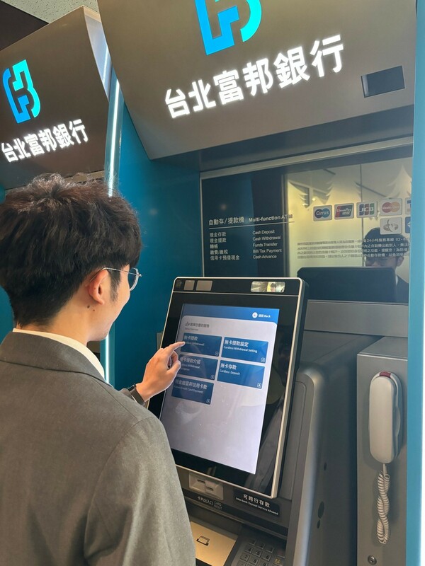 北富銀直立式ATM採用19吋超大螢幕，客戶可以像操作手機般滑動螢幕進行瀏覽，操作上更直覺簡單。   圖：北富銀／提供