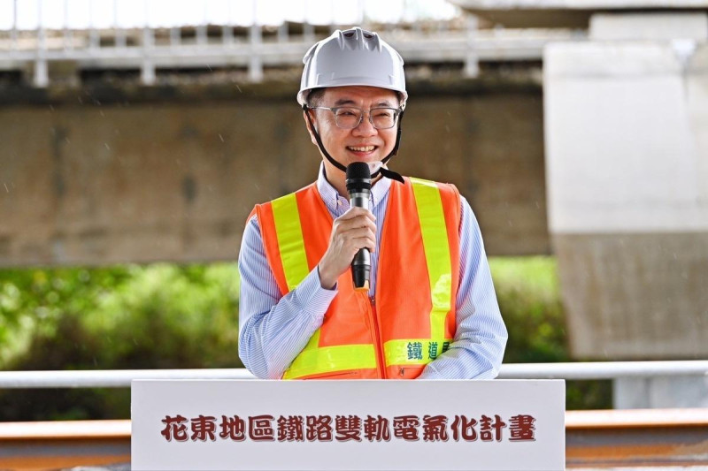  行政院長卓榮泰前往台東視察花東地區鐵路雙軌電氣化計畫。 圖：行政院提供 