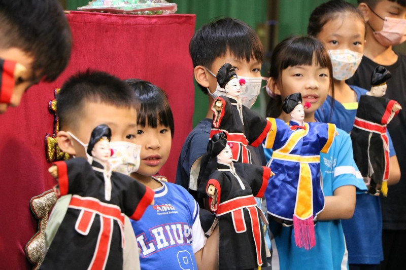 天宏園掌中劇團深入校園，帶來熱鬧有趣的校園教育場演出及手作課程，讓每位學生有機會操作布袋戲偶，各個興味盎然   圖/高雄市政府文化局
