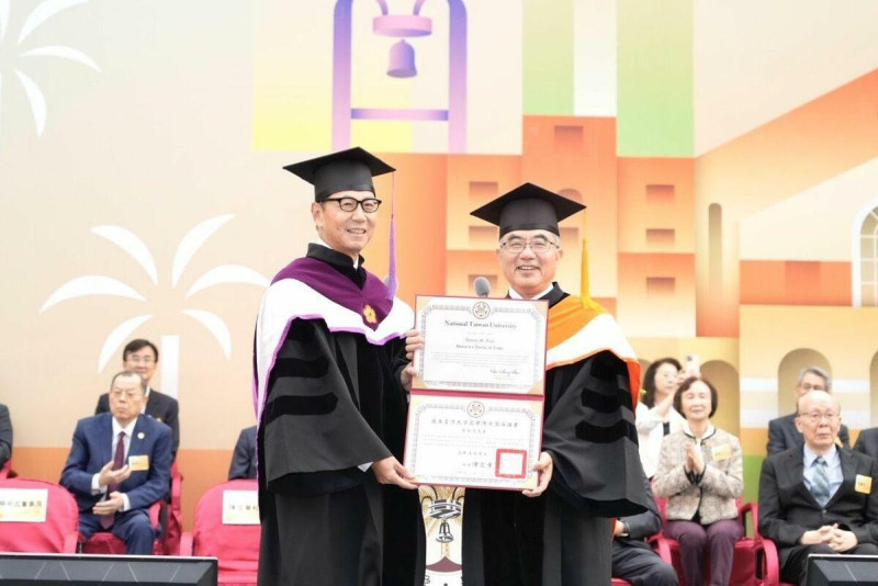 富邦集團董事長蔡明忠今(15)日獲臺灣大學頒發名譽法學博士學位。   圖：台大提供