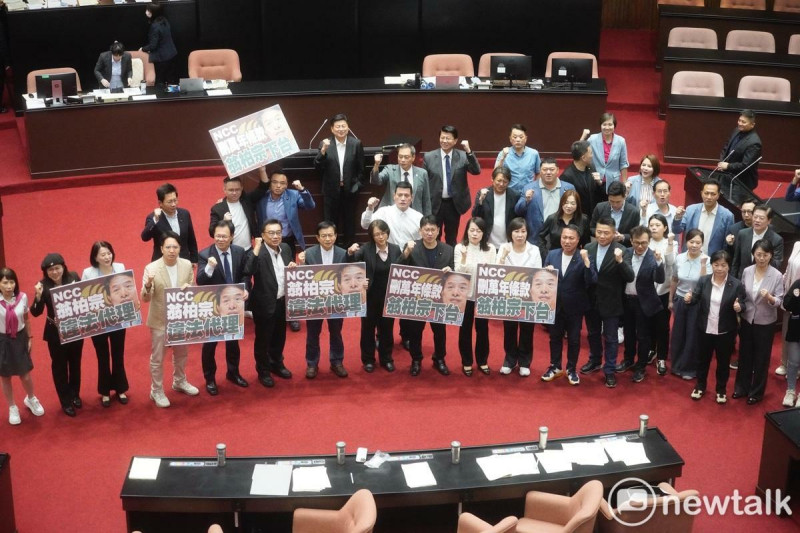國民黨、民眾黨立委在立法院院會三讀通過國家通訊傳播委員會組織法第十六條修正案後，要求NCC代理主委翁柏宗下台。   圖：張良一/攝