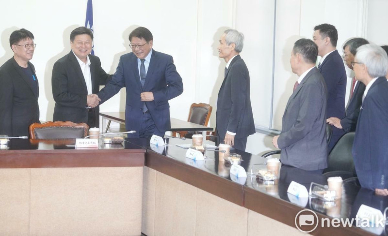總統府秘書長潘孟安率考試院長被提名人周弘憲（左二）及考試委員被提名人拜會國民黨立法院黨團總召傅崐萁等人。   圖：張良一/攝