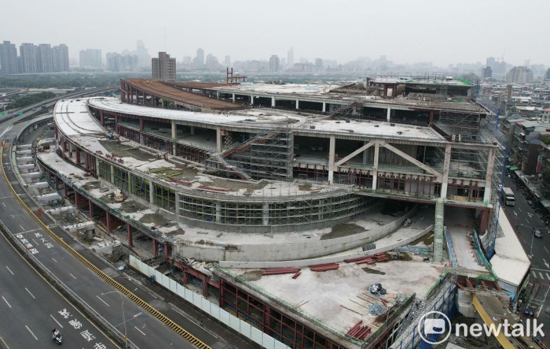 第一果菜及萬大魚類批發市場改建工程，圖為正在興建中的魚果市場大樓外觀。   圖：張良一/攝