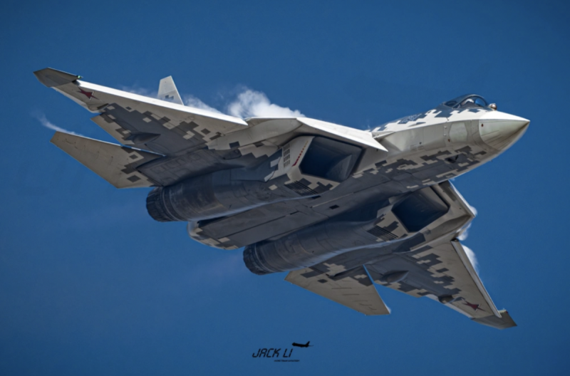 飛行在中國廣東珠海上空的Su-57E戰鬥機。   圖 來源：騰訊網＠單手搓核彈
