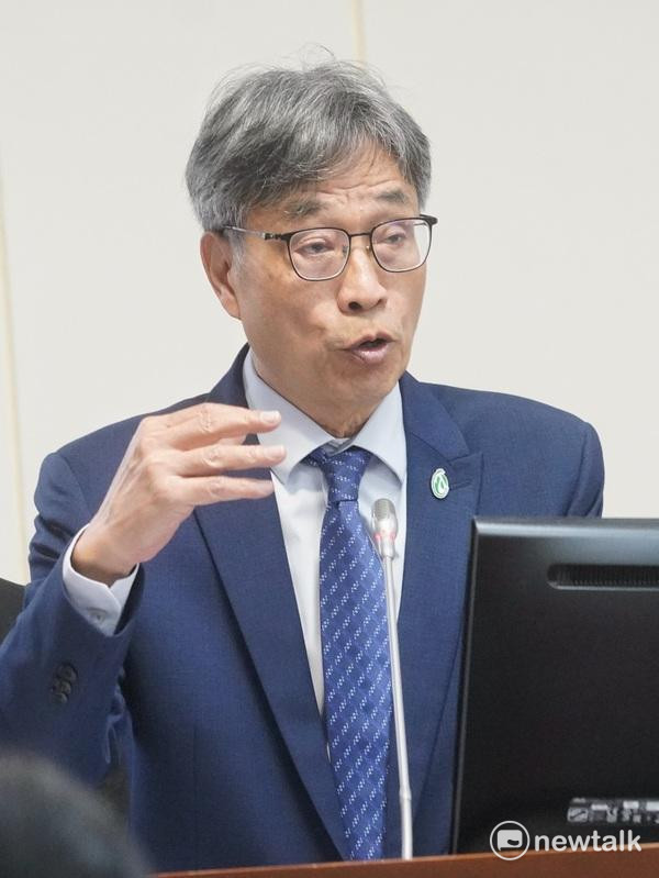 農業部長陳駿季在立院經濟委員會備詢。   圖：張良一/攝