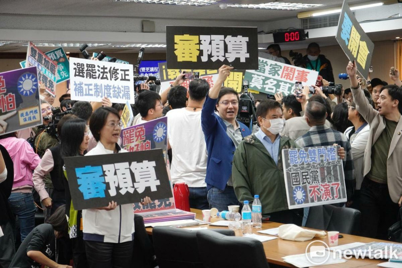 多位民進黨立委上午在內政委員會抗議國民黨籍召委徐欣瑩變更議程，排審「公職選罷法修正草案」，雙方一早就爆發推擠衝突。   圖：張良一/攝