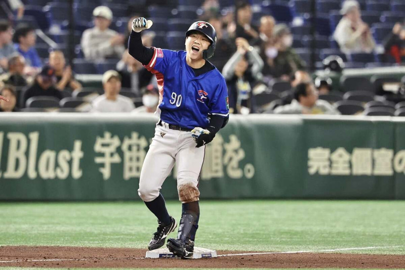七局上，江坤宇敲出一支清壘三壘安打，幫助中華隊打下 3分。   圖：CPBL粉專