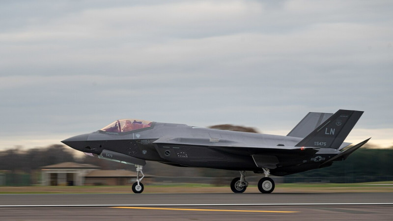 雷肯希斯皇家空軍基地為美軍 F-35A 與 F-15E 戰機的部署地，一架 F-35A 於降落於跑道。   圖：Wikipedia