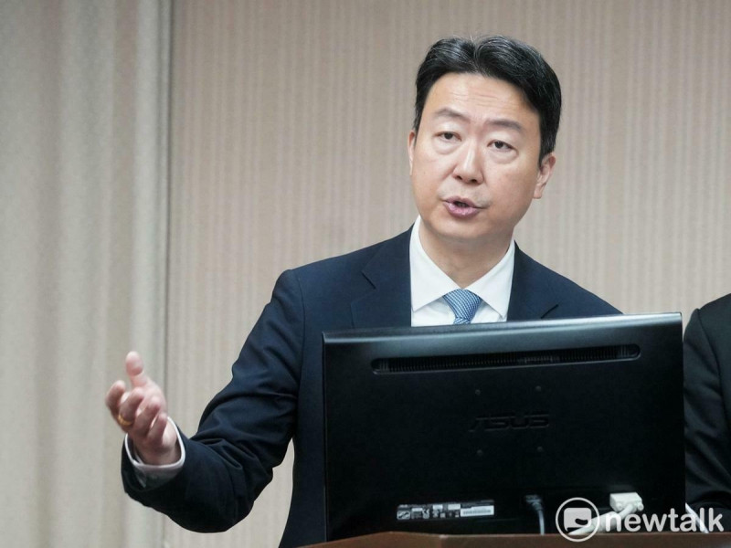 高鐵台中站每逢假日，或平日通勤尖峰，時常都有過度擁擠問題，甚至曾了好幾個小時旅客才有辦法進站。為了解決該問題，交通部長陳世凱今(14)日說，未來將思考台鐵提供北台中到台北1小時30分的快速服務。(圖為資料照)   圖：張良一/攝