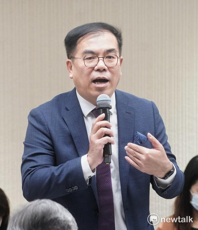 環境部長彭啟明說今天就撿到500多萬個煙蒂。   圖：張良一/攝