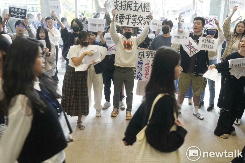 中生團訪問台大社科院期間，有學生舉牌抗議。   圖：張良一/攝（資料照）