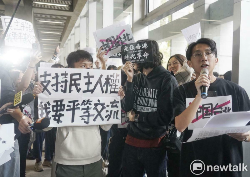 中國陸生訪問團今早訪問台大社科院，有人夾道歡迎、有人舉牌抗議嗆聲，呈現台灣多元開放的一面。   圖：張良一/攝