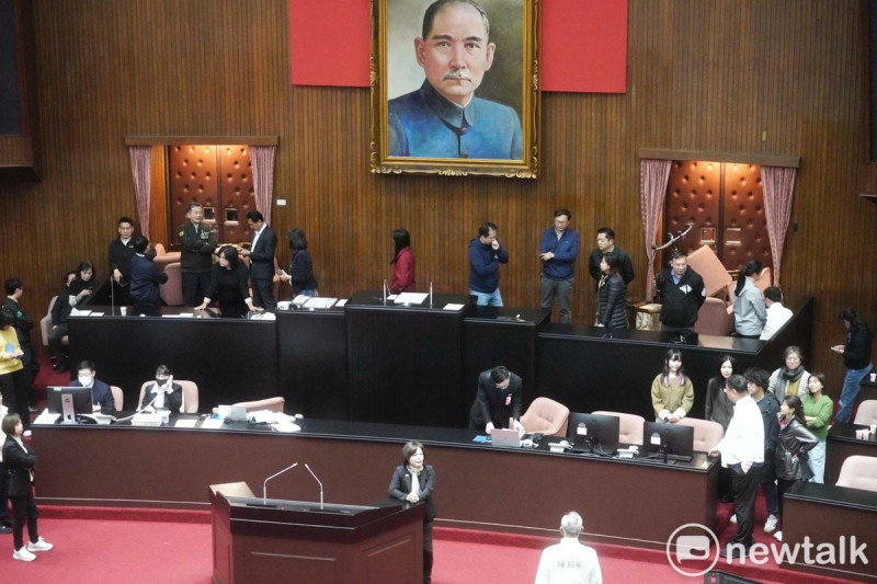 立院國民黨團今（13）日欲強行闖關選罷法修正草案，民進黨籍立委一早即佔據主席台，阻擾會議進行。圖為民進黨立委用主席和議事人員座椅圍堵出入口。   圖：張良一/攝