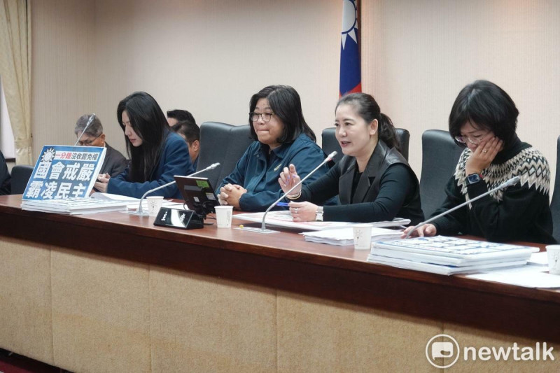 民進黨立委佔據內政委員會主席台杯葛議事，不讓國民黨召委徐欣瑩確認上次會議議事錄。   圖：張良一/攝