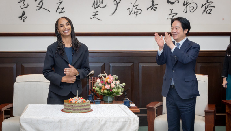 總統賴清德接見布魯金斯研究院訪問團，祝賀院長勞絲（Cecilia Rouse）生日快樂。   圖：總統府提供