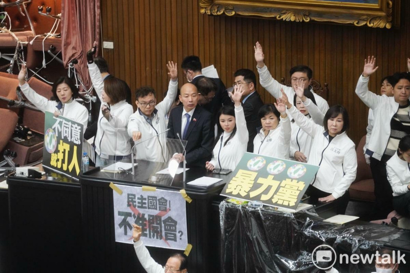 立法院院會昨（20）日上午經過朝野激烈衝突後，表決選罷法修正案等三大爭議法案，國民黨和民眾黨以人數優勢舉手表決通過選罷法修正案。   圖：張良一/攝