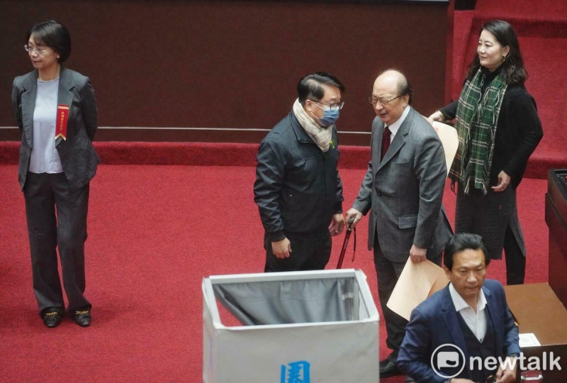立法院院會上午進行對大法官被提名人行使同意權投票，柯建銘以及多位民進黨立委對大法官被提名人劉靜怡投下不同意。   圖：張良一/攝