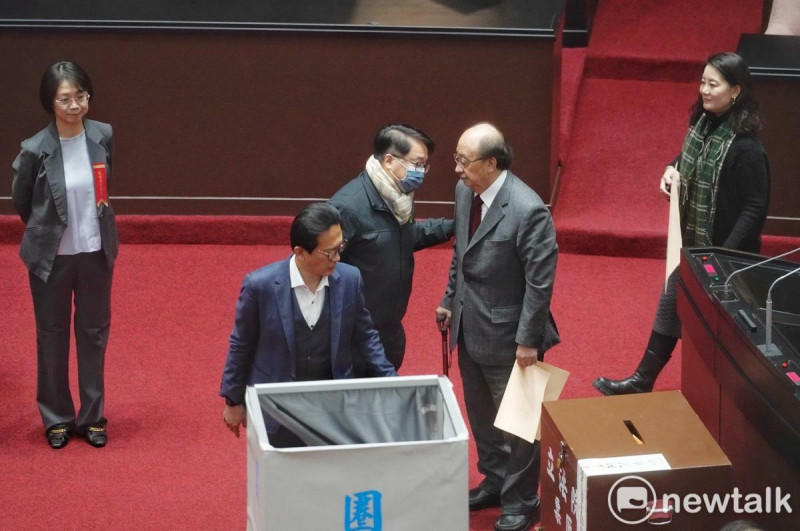 立法院院會上午進行對大法官被提名人行使同意權投票，柯建銘以及多位民進黨立委對大法官被提名人劉靜怡投下不同意。   圖：張良一/攝