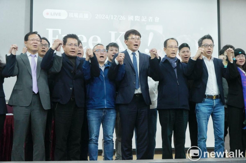 台灣民眾黨中央緊急應變小組出面召開記者會回應台北地檢署今日偵結起訴柯文哲主席，與會人員在會後一起高喊：「公開審理 釋放柯P」口號。   圖：張良一 / 攝