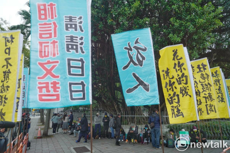 柯文哲支持者在北檢外集結，要求北院放人。   圖：張良一/攝