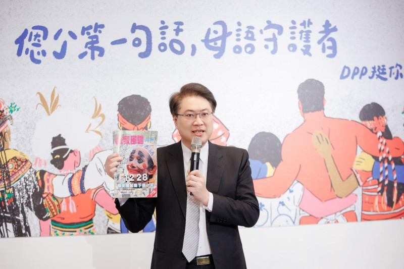  民進黨客家部舉行「我們的第一句話，母語守護者」展覽，秘書長林右昌出席觀展。 圖：民進黨提供 