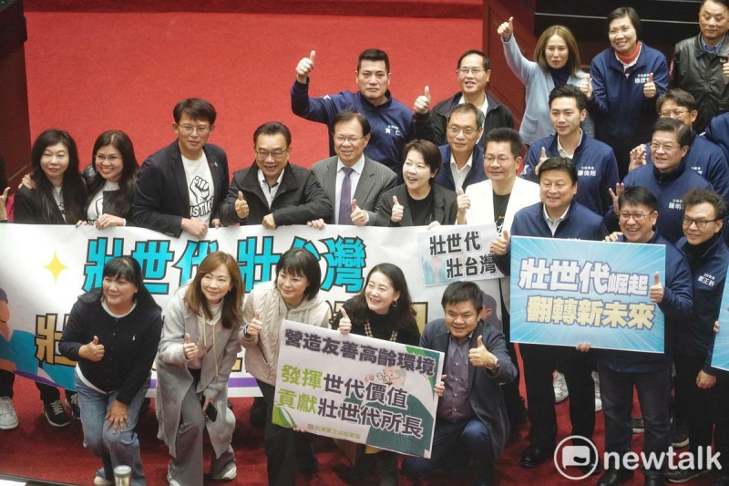 立法院院會上午三讀通過壯世代政策與產業發展促進法草案後，朝野三黨立委一起在議場內合影，這是本會期立院朝野黨團不斷衝突劍拔弩張的緊張情勢下，朝野黨團難得和樂融融的難得片刻。   圖：張良一/攝