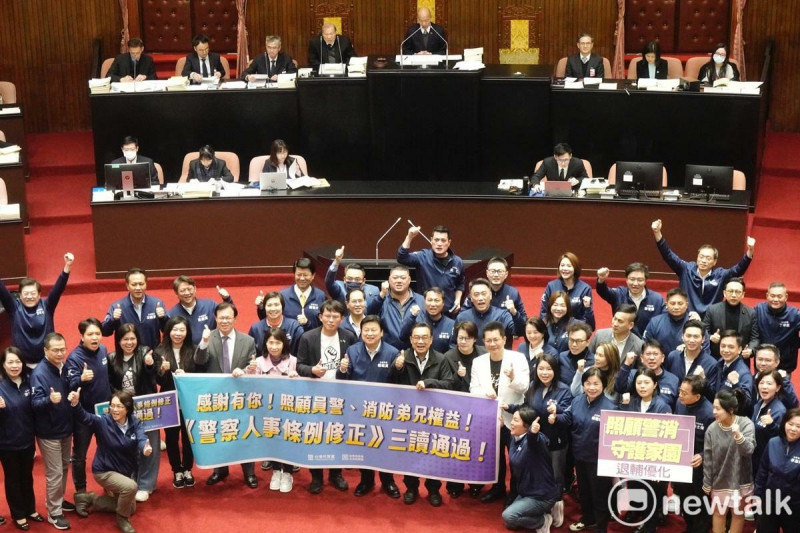 藍白聯手三讀通過警消海巡退休所得替代率最高80%，林智群律師痛批，怎麼越改越多錢？老警察辛苦，年輕警察就該死？老警察吃光退休金、年輕警察吃什麼？   圖：張良一/攝