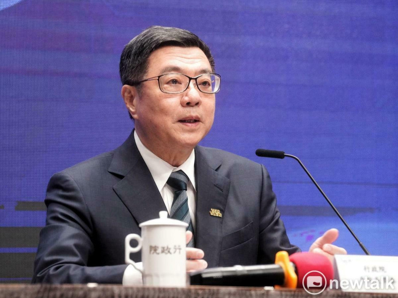行政院長卓榮泰今（9）日中午在副院長鄭麗君、秘書長龔明鑫等人的陪同下舉行記者會，呼籲朝野立委支持行政院所提的憲法訴訟法修正案覆議案。   圖：張良一/攝